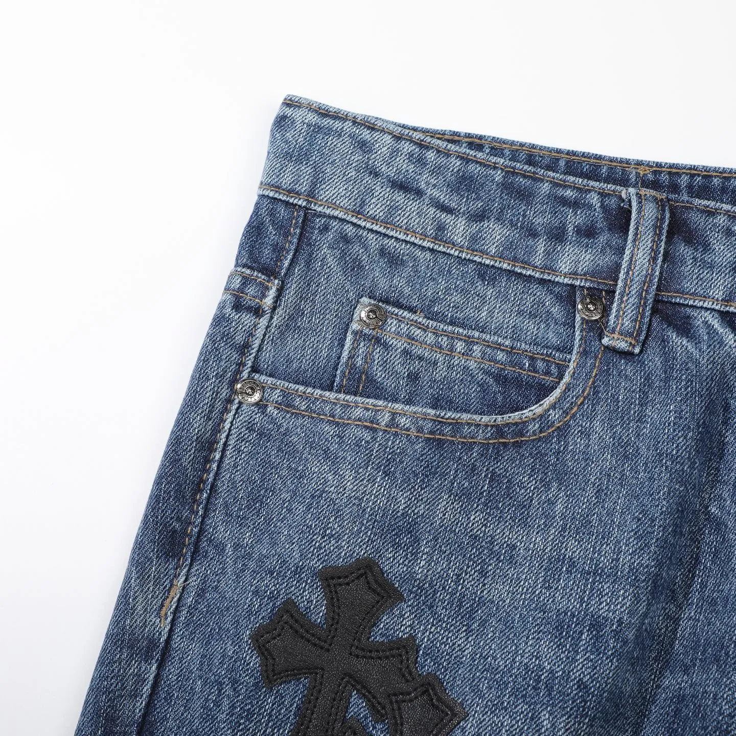 P270 ChromeHearts Chrome washed blue black and white leather straight pants, ceiling-level jeans, a pair is hard to find at the counter‼ ️About Zangyin✅This is an extremely luxurious fashion brand that can also be called the aristocracy of the high street. It has always been an exclusive brand for some hipsters or rich second generations. The color of this model is already very eye-catching by using a unique washed material. It is decorated with pink patch cross flowers, which cleverly highlights the charm of the brand. Secondly, this model adopts a classic high-waist cut design, which highlights the long legs and fashionable temperament of the upper body. The brand is highly recognizable and the slim-fitting configuration is more suitable for daily wear. The personality will be fashionable and the specifications can be seen at a glance. Materials and technology ✅ Needless to say, this point goes without saying. As an excellent craftsman brand, Zangyin's requirements for details and craftsmanship are really perfect. The washed color of this model has gone through a lot of processes, not to mention the embellishment of the denim appliqués. It is also purely handmade and sewn. Just like what they believe in, only handmade things have soul and have the meaning of wearing. A top-notch heavy-duty fashionable denim item, recommended by both hands‼ ️ Size: 28, 30, 32, 34, 36 (S-XXL) Color: blue Size reference: Pants length 100 102 104 106 106 Waist 72 76 80 84 88 Recommended weight S (about 110 pounds) M (about 120 pounds) L (about 140 pounds) XL (about 165) XXL (about 185)